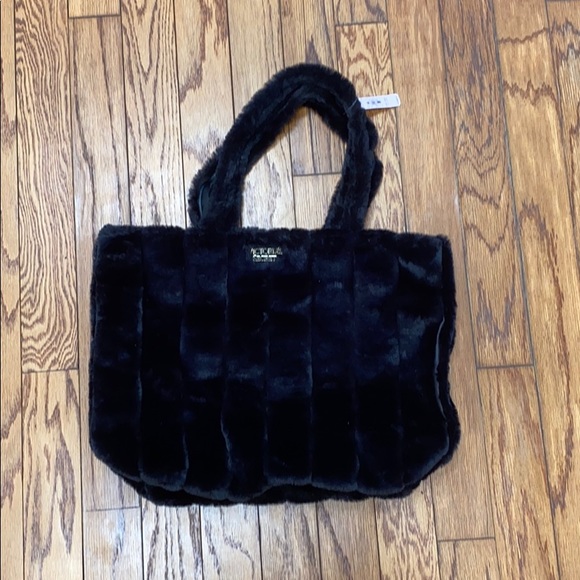 Victoria's Secret Handbags - NWT Black Victoria’s Secret fuxfur oversized bag💕